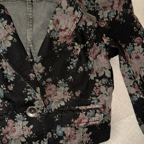 FREE PEOPLE black floral blazer. Like new condition. Size 2. - Picture 3 of 7